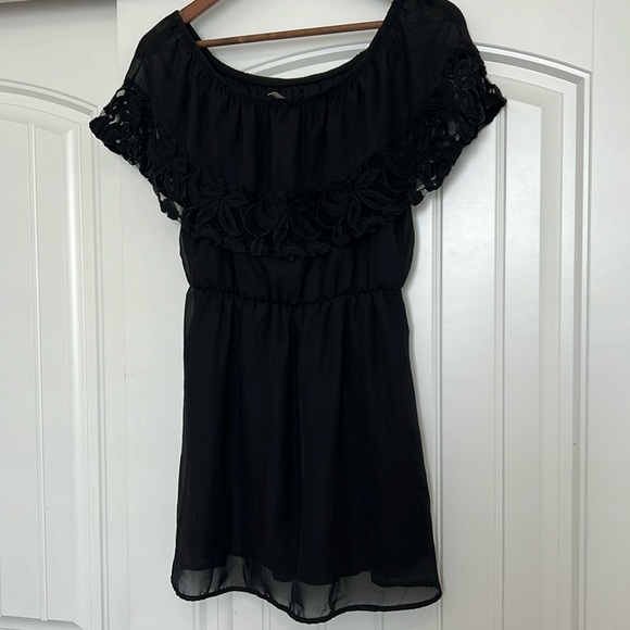 Beautiful lace embroidered off/on the shoulder little black dress 100% polyester - Picture 1 of 6